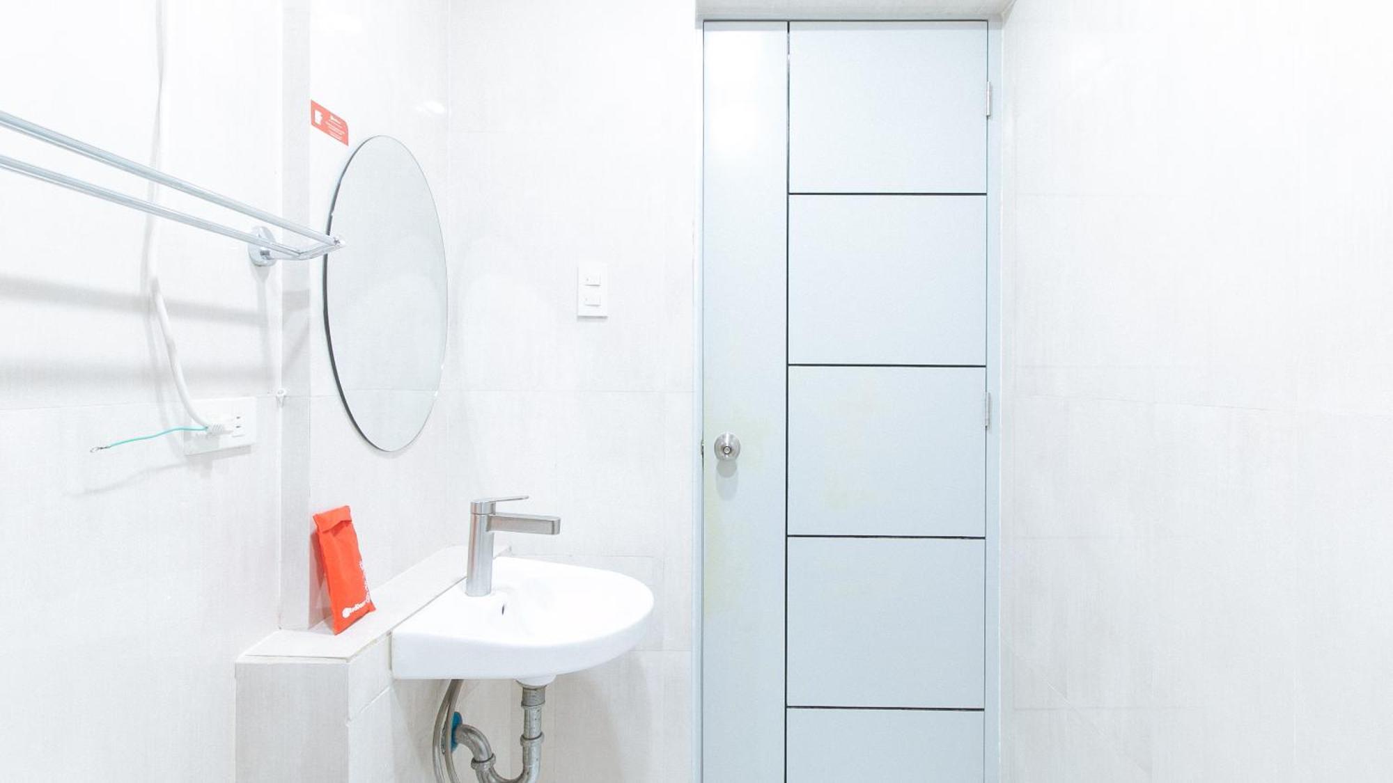 Reddoorz Near Naia Terminal 1 Hotel 2*